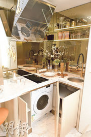 開放式廚房設有廚櫃，並提供煮食爐、洗衣機等基本家電配套。（鍾林枝、鄧宗弘攝）