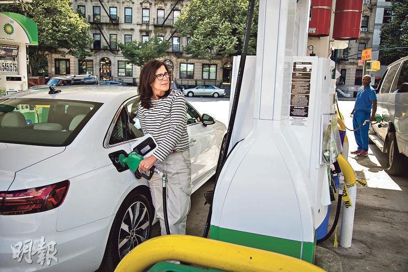 白宮正考慮限制汽油及柴油出口，以遏抑美國燃油價格上升。圖為紐約市民在油站入油。（新華社）