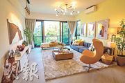 客廳寬敞舒適，用色柔和溫暖，外連43方呎露台。（林靄怡攝）