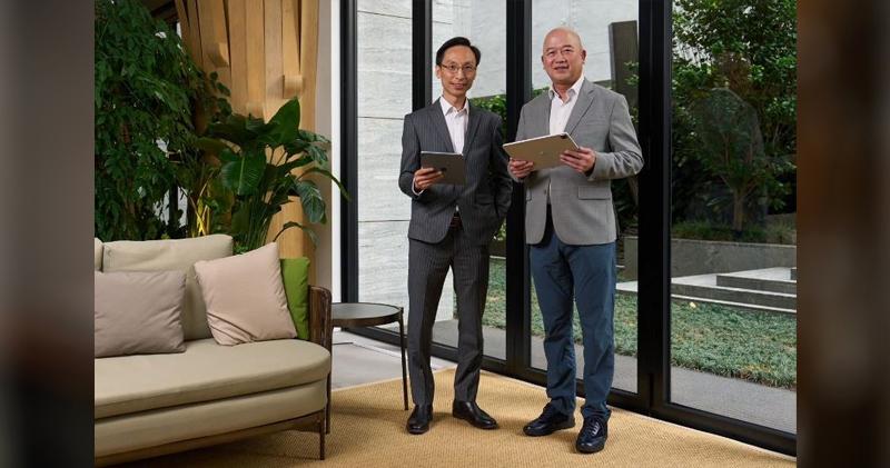 新世界發展科技及變革總監冼君行（左），香港電訊商業客戶業務董事總經理陳紀新（右）。