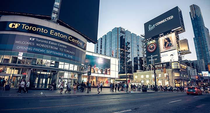 步行6分鐘可達全加拿大最繁榮商場Eaton Centre。