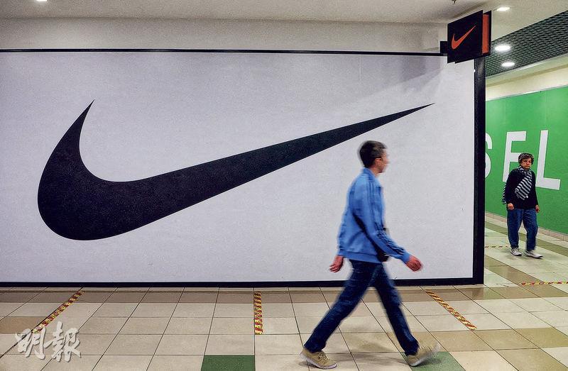 Nike已確認將完全撤出俄羅斯市場，稱當前首務是在未來數月縮減業務，並全力支援當地員工。圖為聖比得堡市民行經已停業的Nike門店。（路透社）