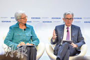 聯儲局主席鮑威爾（右）與歐洲央行行長拉加德，昨在歐洲央行年會的論壇釋出加息信號。（路透社）