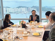 理大學生吳倩瑩（左一）透過香港四大會計師事務所之一安永舉辦的工作坊，認識到香港在大灣區金融範疇的優勢。