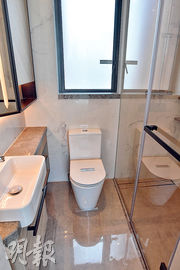 單位採套廁設計，設淋浴間及窗戶。（劉焌陶攝）
