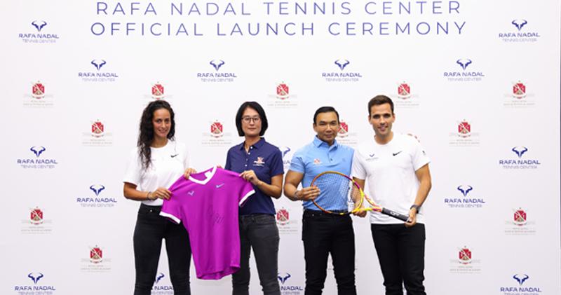 圖左起為香港拿度網球中心副總教練Giorgia Venzi、香港高爾夫球及網球學院體育發展及教育主管楊嘉恩、香港高爾夫球及網球學院總經理Michael Stevens及香港拿度網球中心首席教練Pedro Pissarra。
