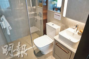 浴室選用深灰色瓷磚鋪砌牆身及地板。浴室設有窗戶，助空氣流通。（鍾林枝攝）