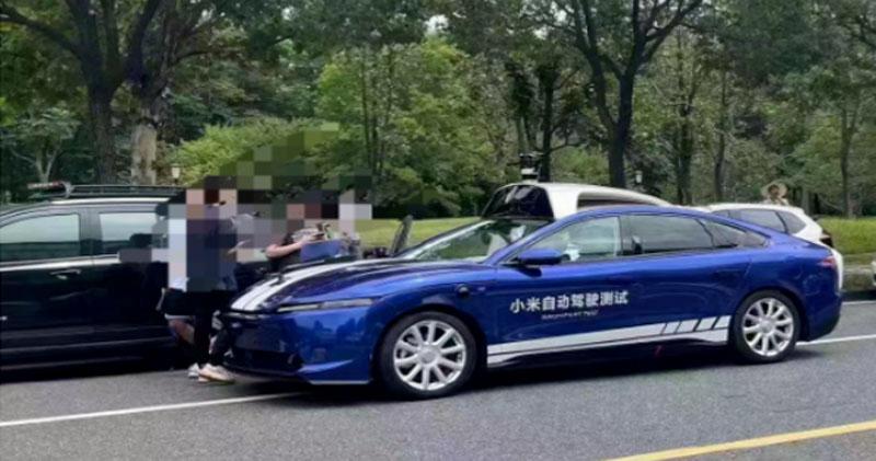 網上流傳一張車身貼有「小米自動駕駛測試」車輛的照片（網上圖片）
