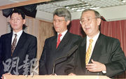 1998年時任金管局總裁任志剛（中）有份籌劃協助港府「打大鱷」擊退炒家。旁為時任財經事務局長許仕仁（右）和時任金管局副總裁陳德霖（左）。（資料圖片）
