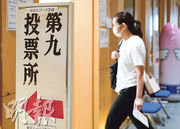 部分投資者視今次日本參議院選舉為選民對央行超級寬鬆政策的公投，結果執政聯盟獲壓倒式勝利，每百日圓兌港元昨日一度跌穿5.7。圖為日前日本選民到票站投票。（新華社）