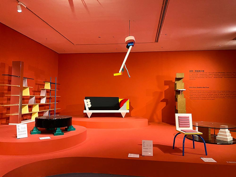 卡爾頓是室內空間隔板、書架和儲物櫃的結合體，它是孟菲斯的標誌性作品。在誇張的外觀之下，卻有着形狀規整、顏色調和的邏輯結構。