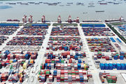 中國海關總署公布，6月中國出口總額為3312.6億美元，按年增加17.9%，好過市場預期，不過進口額按年增長1%至2333.2億美元，則低於市場預期。圖為南京集裝箱碼頭。（中新社）
