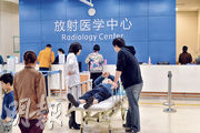 港大深圳醫院服務範圍廣泛，醫療券可在診療中心，包括家庭醫學全科門診、體檢中心、急診科、骨科、眼科、牙科、中醫科、內科、婦科、外科及康復科門診使用。圖為港大深圳醫院放射醫學中心。（資料圖片）