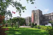 Forest Hill 內 有兩間加拿大東岸 的第一名學院，包 括Upper Canada College （UCC 男 校）（ 上圖） 及 Bishop Strachan School （BSS 女 校）。