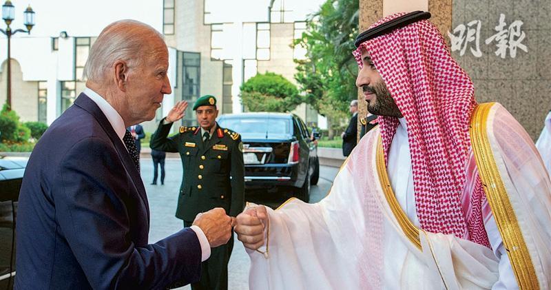 拜登(左)周五到沙特跟王儲穆罕默德會晤時，碰拳打招呼。