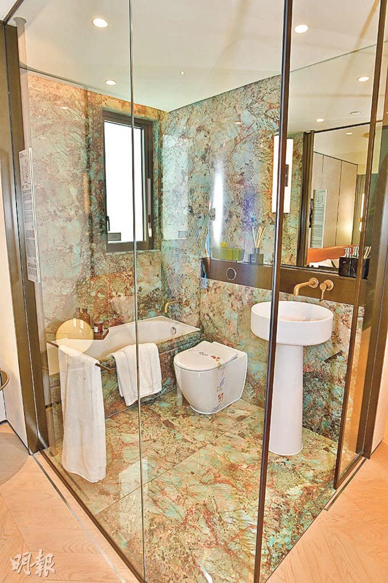 設計師將主人套房的浴室牆身改用透明玻璃作間隔，視覺上增加空間感。（劉焌陶攝）