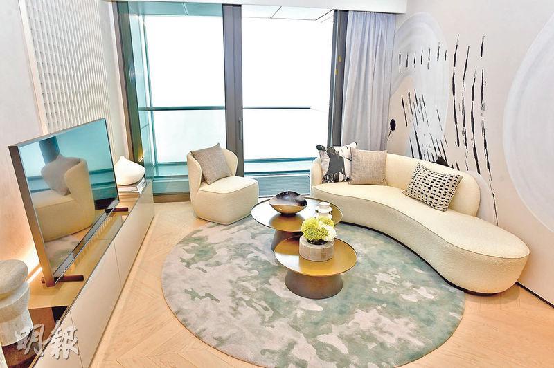 示範單位客廳設計以淺色為主調，配搭暖色燈光，營造溫暖感覺。（劉焌陶攝）