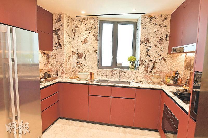 廚房廚櫃採棗紅色面板，配搭雲石紋牆身。（劉焌陶攝）