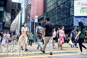 證監會發表最新的《2021年資產及財富管理活動調查》顯示，香港資產及財富管理業務按年上升2%至35.55萬億元，升幅為近年來最小 。不過，在港聘用資產及財富管理業務從業員總數，仍然按年增加12%至5.4萬人。圖為香港金融中心所在的中環地帶，人流如鯽。（中新社）