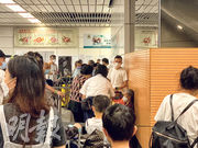 由於深圳入境大廳採取人流管制，入境大廳前一小片空間成了嚴重樽頸位，人多聚集，現場空氣悶焗，有長者身體不適需要協助。有市民感到不滿，不理解為何沒設置「關愛通道」。