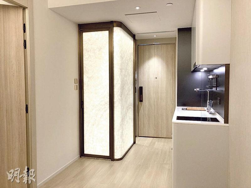 浴室外牆採特色弧形雪花石紋玻璃牆設計，猶如為客廳配襯出一幅主題牆，除增加設計特色外，亦有助擴大空間感。（容婌維攝）