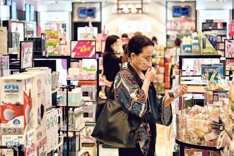 政府統計處公布，本港6月零售銷售按年跌1.2%至277億元，遜市場預期，亦連跌兩個月；其中藥物及化妝品銷貨價值跌1.7%。（中新社）