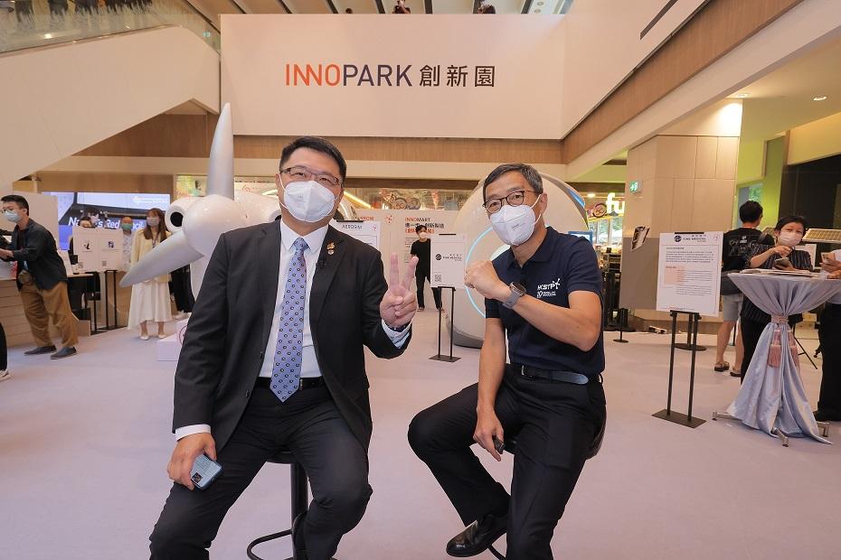 香港科技園公司主席查毅超博士（左）及香港科技園公司行政總裁黃克強（右）分享過去20年推動創科發展成果，未來會協助創科企業「引進來、走出去」。
