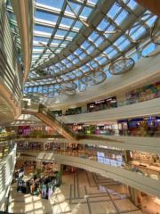 華發商都是集合購物、休閒、娛樂及美食為一體的大型購物中心，現已有多個商家進駐。