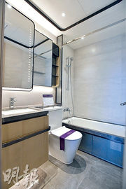 浴室設有浴缸，配有鏡櫃，設計光潔清新。（黃志東攝）