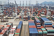 圖為葵涌貨櫃碼頭。本港商品出口已連續3個月按年萎縮，即將公布的8月數字預料跌幅繼續擴大。（資料圖片）
