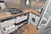廚房提供雪櫃、洗衣機等家電，並有煤氣爐煮食。（劉焌陶攝）