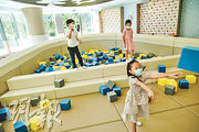 CLUB KOKO設逾3500方呎室內兒童遊樂室，內設兒童賽車道及海棉池等設施，讓小朋友開心「放電」。（馮凱鍵攝）