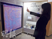 人工智能設計研究所助理總監陳芊瑞示範做出不同手勢，人工智能光纖布即自動變色。（薛偉傑攝）