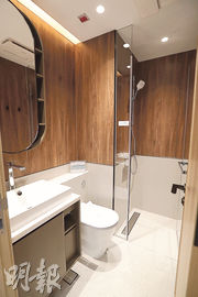 浴室採用木紋色系設計，感覺樸實溫馨。（李紹昌攝）