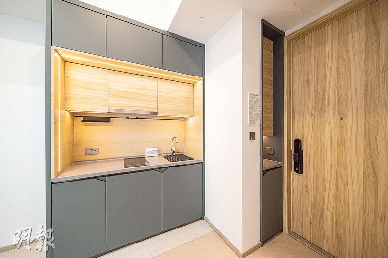 開放式廚房，櫃門以墨綠色為主調，提升生活品味。（李紹昌攝）