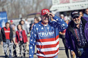 特朗普支持者「盛裝打扮」，出席俄亥俄州萬達利亞的代頓國際機場共和黨候選人的競選集會。（法新社）