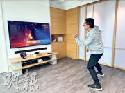NEX Team聯合創辦人兼行政總裁李景輝對傳媒試玩新推出的音樂遊戲「Starri 星動旋律」。