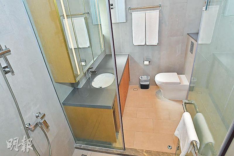 此單位浴室浴缸淋浴間兼備。（劉焌陶攝）