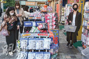 日本10月通脹3.6%，是自1982年2月以來最大升幅。圖為東京街頭消費者。（法新社）