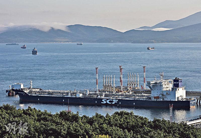 歐盟將於下周一起對俄羅斯原油實施禁運。政治不確定籠罩下，油價波動。圖為停泊在俄國港口運油輪。（資料圖片）