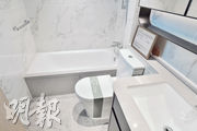 浴室採用大塊雲石紋瓷磚，美觀耐用。（劉焌陶攝）