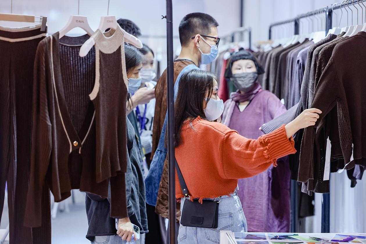 Fashion Source深圳國際服裝供應鏈博覽會區域亦吸引品牌方和買手駐足開發優質供應商。