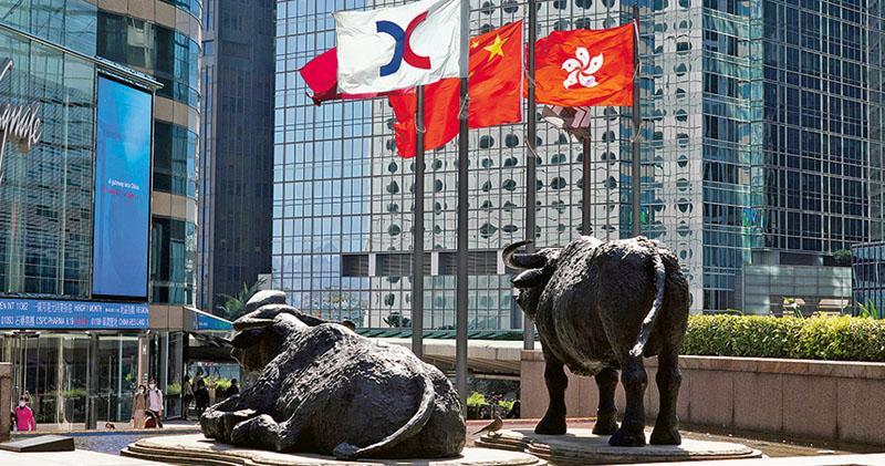 圖為香港交易廣場。有分析認為，中美審計爭議有緩和迹象，中概股回港上市迫切性或降低，未來回港上市中概股預期主要為有集資需求，並以創新行業為主。（資料圖片）