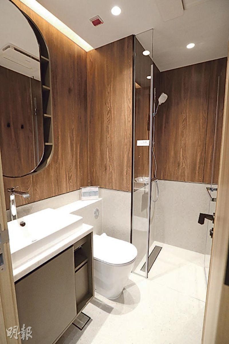 浴室採用木紋色系設計，感覺樸實溫馨。（李紹昌攝）