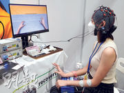 奧地利公司g.tec外置式腦機接口技術的復康系統recoveriX，屬於「腦電波採集帽」，毋須植入。