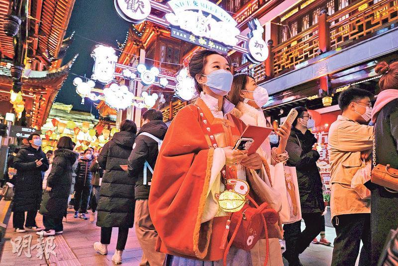 內地放寬防疫措施後，遊客在上海豫園賞燈。道富認為中國市場將受惠於放寬防疫措施及對外開放，估計中國今年的經濟增速將加快至5.2%。（中新社）