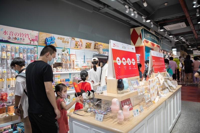 參與項目的原創設計品牌在廣州、珠海等地商場、書店內展覽。