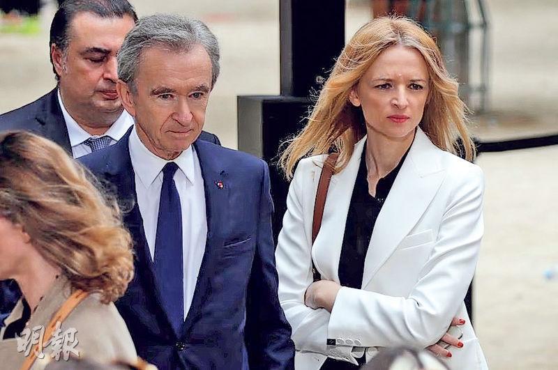 世界最大奢侈品集團LVMH行政總裁阿爾諾（Bernard Arnault，左），任命長女Delphine（右）於2月起接掌LVMH第二大品牌Dior，料為安排世代交接鋪路。（資料圖片）