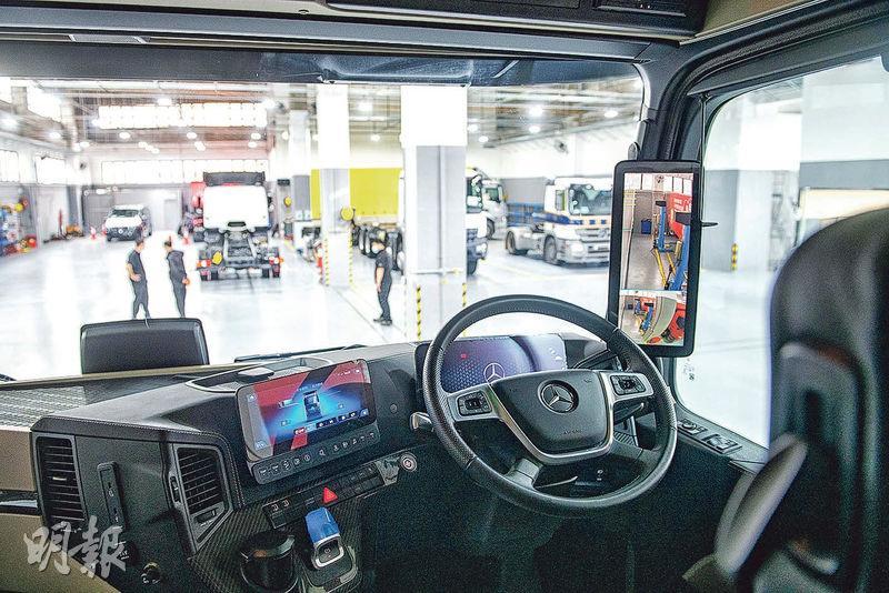 全球限定400部平治重型貨車Actros Edition 2，採用平治房車雙屏幕表板和多媒體系統，搭載MirrorCam後視鏡。（朱安妮攝）