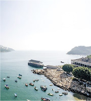 赤柱大街92號海天別墅，位處臨海地段，全部單位正望赤柱灣海景，而右方是區內著名地標美利樓及卜公碼頭。（相片由代理提供）